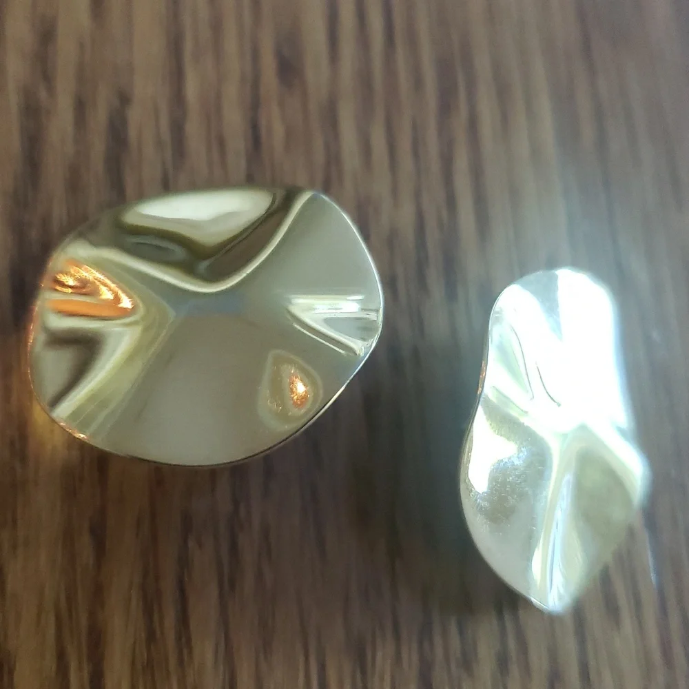 Vtg Shiny Gold Wavy Round Disc Stud Earrings